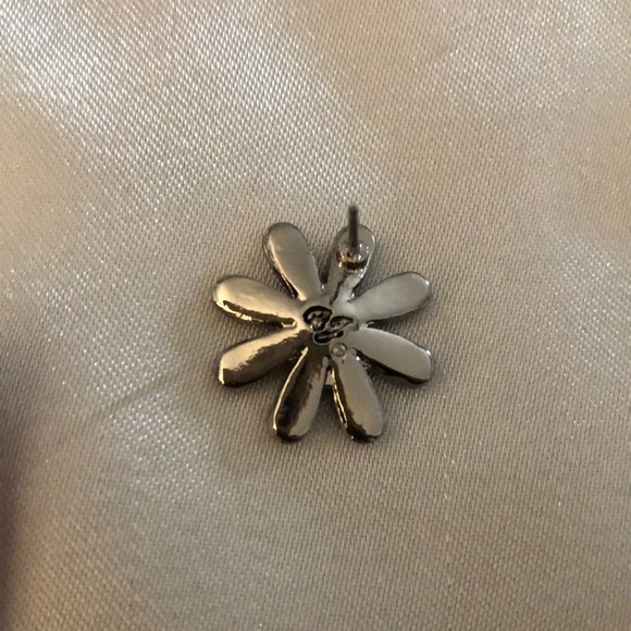 Betsey Johnson Silver Tone Ohh A Daisy Stud Earrings Crystal Accents NWT - Picture 9 of 13